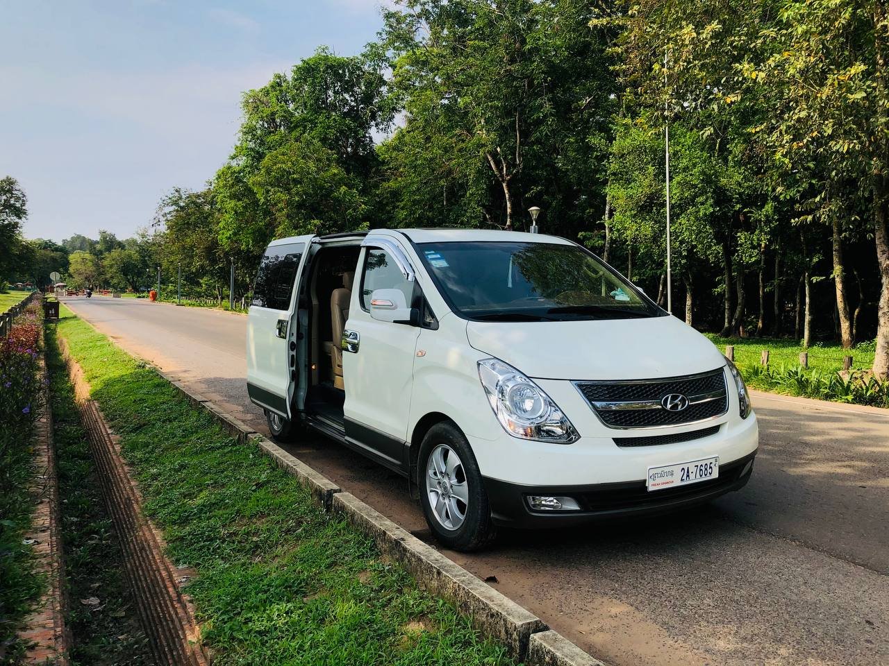 CheapTaxiCambodia group minivan